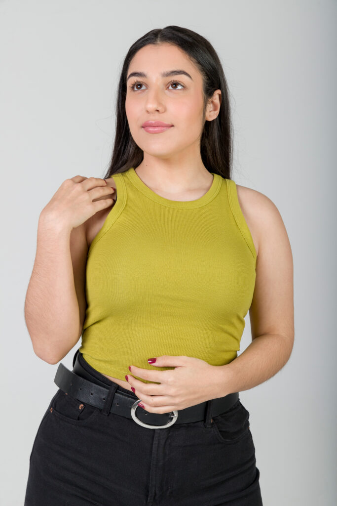 Foto de una joven con camiseta sin mangas pistacho