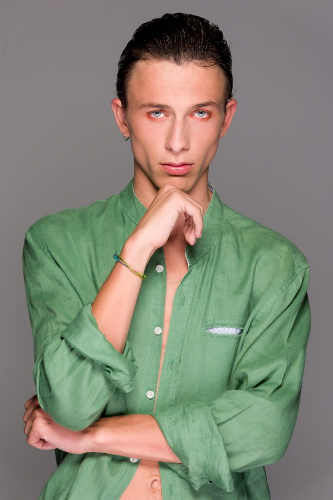 Foto de un joven con camisa verde