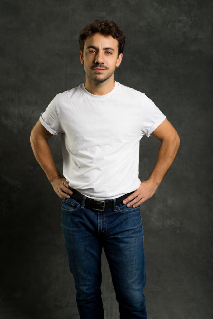Foto de un joven en camiseta blanca