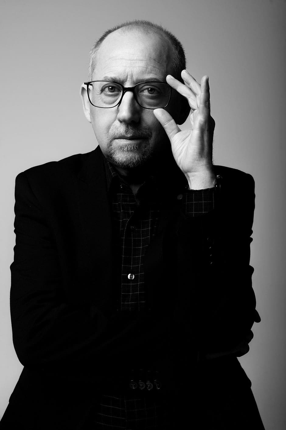 Foto en blanco y negro de hombre con gafas