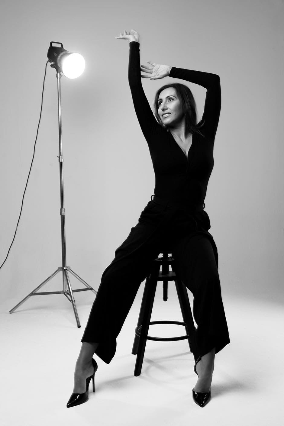 Foto en blanco y negro de una mujer posando en un foco